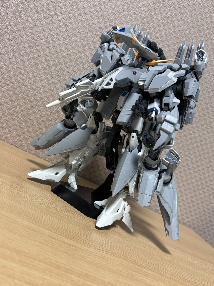 zdghyRuAm5uLVCz's tweet photo. 損傷したペーネロペーに代わり、プラズマジェットエンジンによる力技での高速飛行を以ってクスィーに牙を向く異形の怪物。その名はアリュゼウス。 https://t.co/BqL3y8t7dG