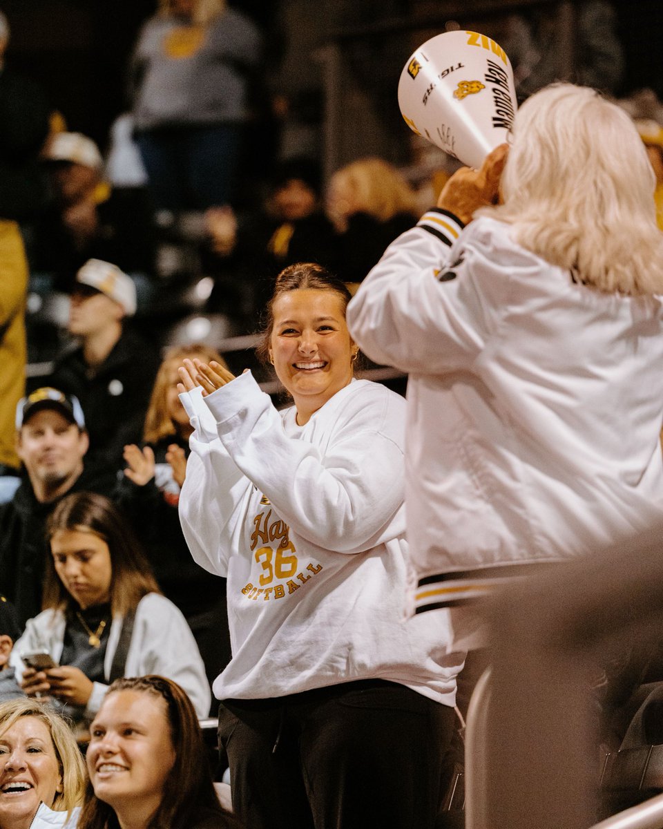 MizzouSoftball's tweet image. Another one with over 2,000 in attendance. Not too bad for a Thursday night 😉

#MIZ 🐯🥎 | #OwnIt