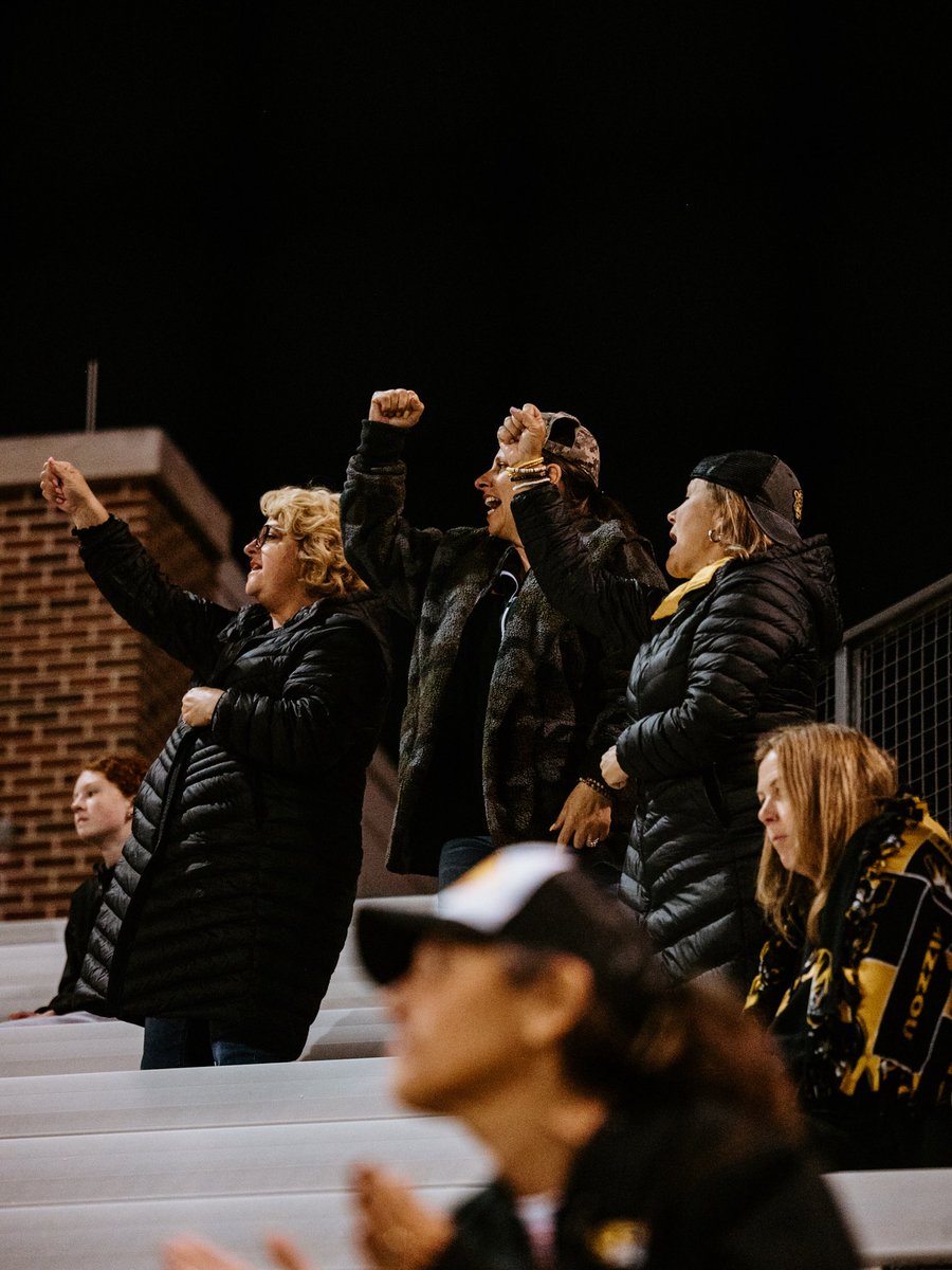MizzouSoftball's tweet image. Another one with over 2,000 in attendance. Not too bad for a Thursday night 😉

#MIZ 🐯🥎 | #OwnIt