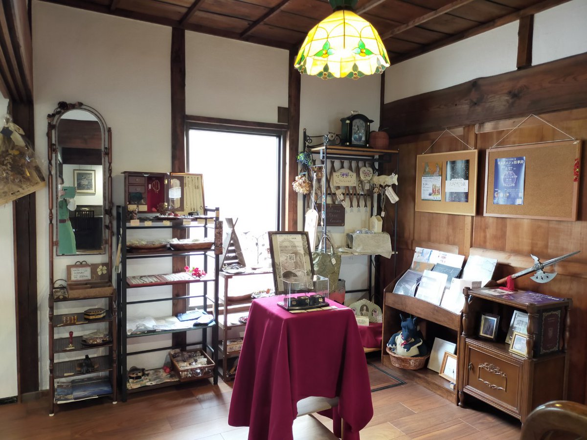 Bookcafe_Tur's tweet photo. こんにちは。
今日からGWの4日間、テューアはオープンしております📖´-

期間限定スイーツや軽食メニュー、雑貨や古書の販売、古代コインの展示、新本「古代メソポタミア飯」の販売、イベントチラシの配布など、色々ございます。
ぜひこの機会に、読書をしにお越し頂けると幸いです✨

#ブックカフェ https://t.co/j3GdSKSoxp