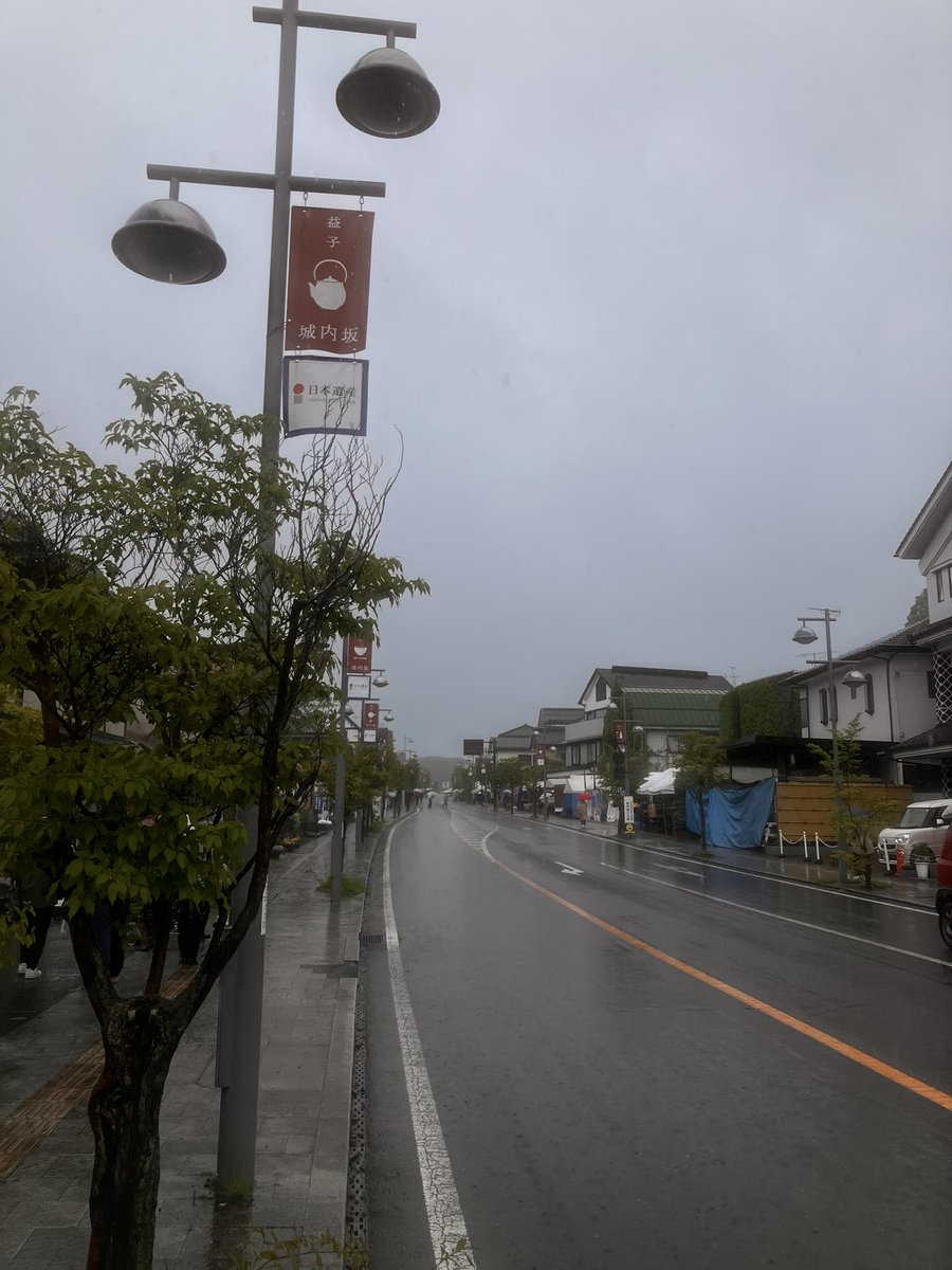 QtaOba's tweet photo. 雨の益子陶器市春
土砂降りですが、堪能して来ようと思います。人のこと言えないけど、皆んな好きなんだね。

#益子陶器市 https://t.co/u78Ue2wJSW