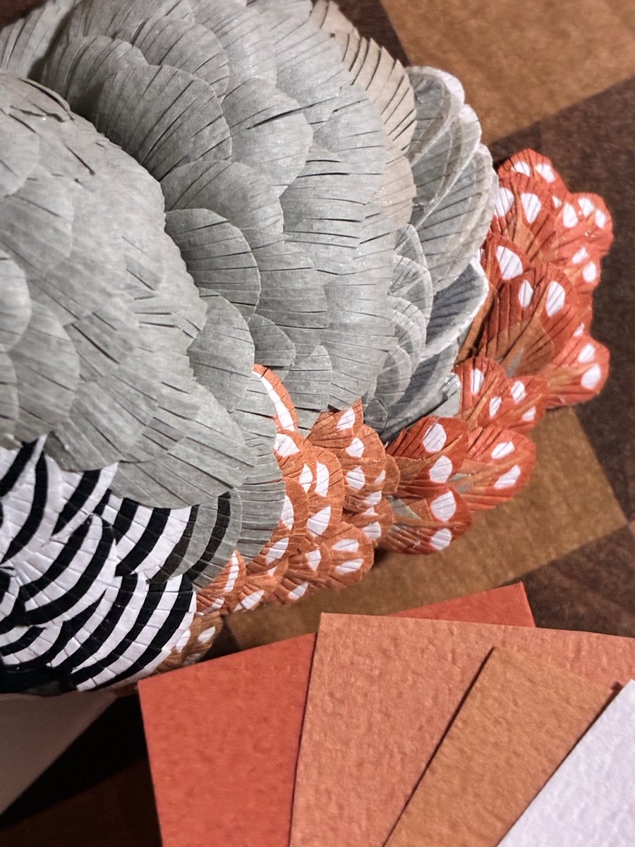 X0USBETRGbee3bF's tweet image. しましま🦓、水玉⚪️
紙の元の色だけで再現できたの褒めて欲しい‼︎
キンカちゃん、後もうちょっとで完成✨
#ペーパークラフト　#キンカチョウ　#papercraft #handmade
