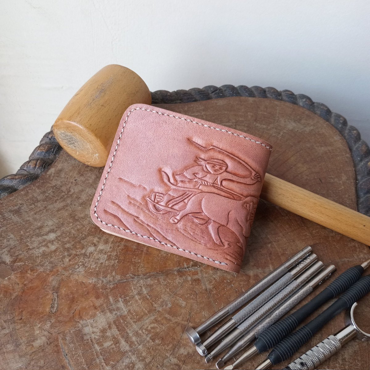 ARMyLeather_'s tweet image. [ Leather Carving ]

Karapan Sapi adalah perlombaan pacuan gaya tradisional yang menjadi ikon budaya dan kearifan lokal masyarakat Madura. 🔥🛠
 
●
#ARMyLeather
#leathergoods #leathercraft #leathercarving #leathertooling