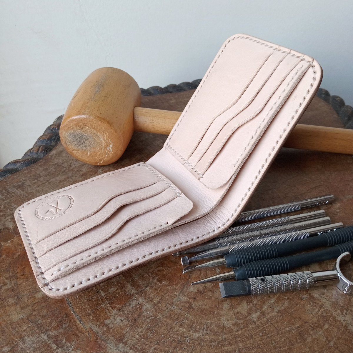 ARMyLeather_'s tweet image. [ Leather Carving ]

Karapan Sapi adalah perlombaan pacuan gaya tradisional yang menjadi ikon budaya dan kearifan lokal masyarakat Madura. 🔥🛠
 
●
#ARMyLeather
#leathergoods #leathercraft #leathercarving #leathertooling