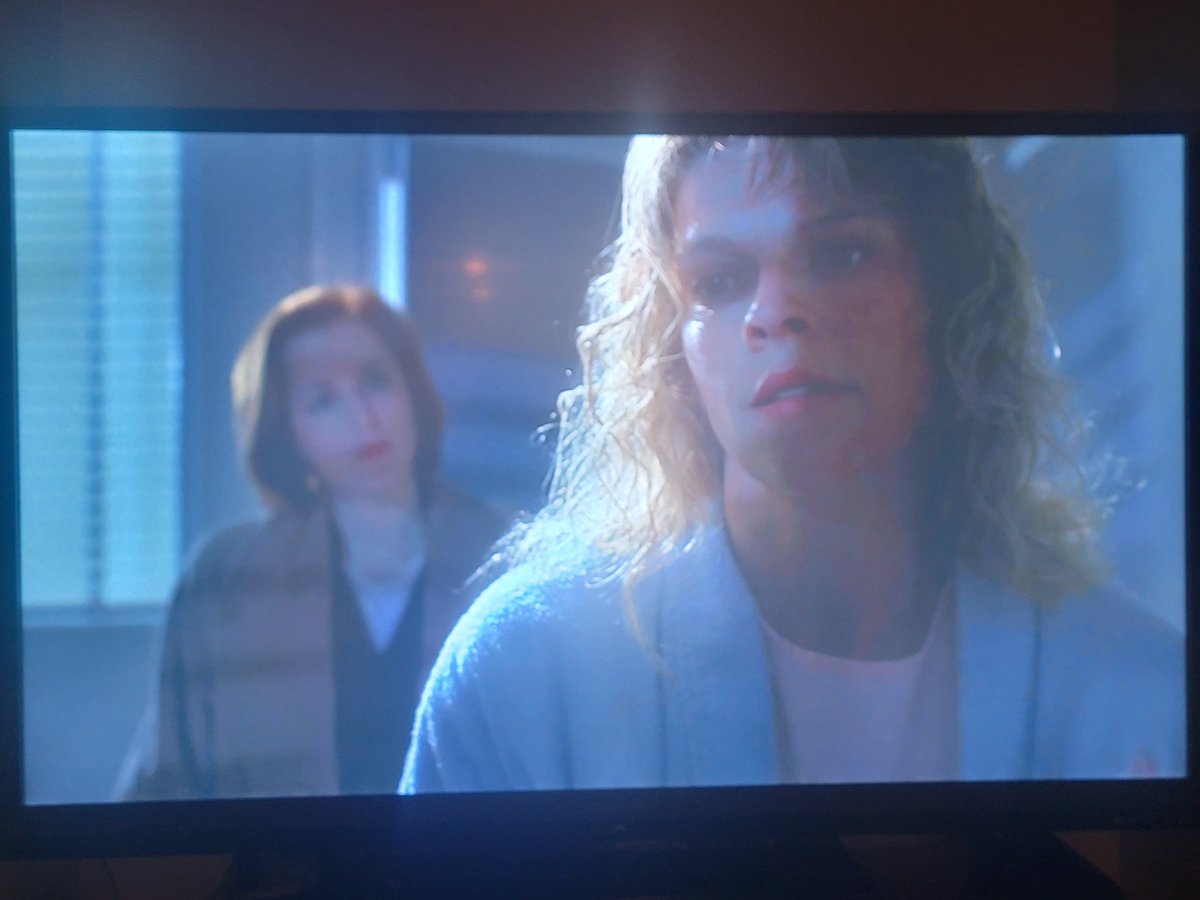 ConspiracyQuean's tweet photo. Kim Manners: I love this scene. I love the way Joel lit it. Just again, it evokes a certain emotion, tells a certain story just by the light itself. #tbtXFiles https://t.co/Xrh12MqyXq