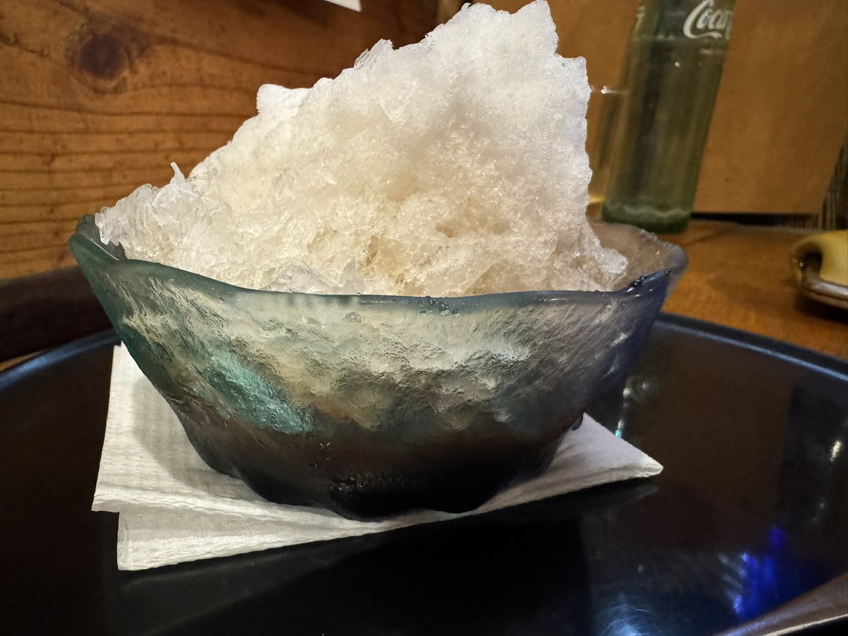 Furuta0501's tweet photo. 【八重山そば/ゆうくぬみ】
「今日はやってるんかな？」
石垣島に行くたびに寄る小さなお店。
四半世紀前に初めて石垣島へ行った時に立ち寄って、「あぁ、沖縄そばって、そばじゃなくて出汁メインで食うもんなんや」って教えてくれた、優しい味のお店です。
25年以上、ずーっと変わらない。並んでて入れないことも多いけど、お母さんの「また寄ってね！」が聞きたくて。
そばのお店もたくさん行ったけど、半分くらいはなくなりました。地元ローカルのおばぁやアンマーのお店に、これからも行きたいな。
#石垣島 #八重山そば #軟骨ソーキ #沖縄ぜんさいは冷たいやつ