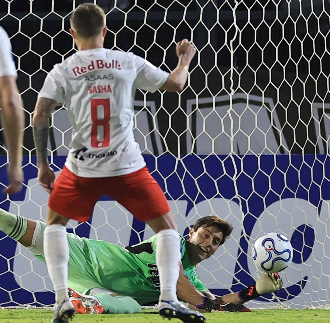 Se jijeaba mientras atajaba el penal el tipazo.

SANTIAGO BELCHAD.