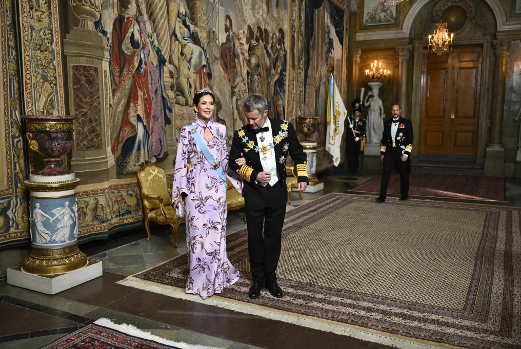 rwthofficial's tweet image. 🇸🇪
Monarchs, Queens, and members of foreign royal families attended the dinner hosted by #Sweden’s King Carl XVI Gustaf on the occasion of his 80th birthday at the Royal Palace #Stockholm.

Link: t.ly/EhI-s #KungCarlGustaf #CarlXVIGustaf #Kungahuset #Sverige