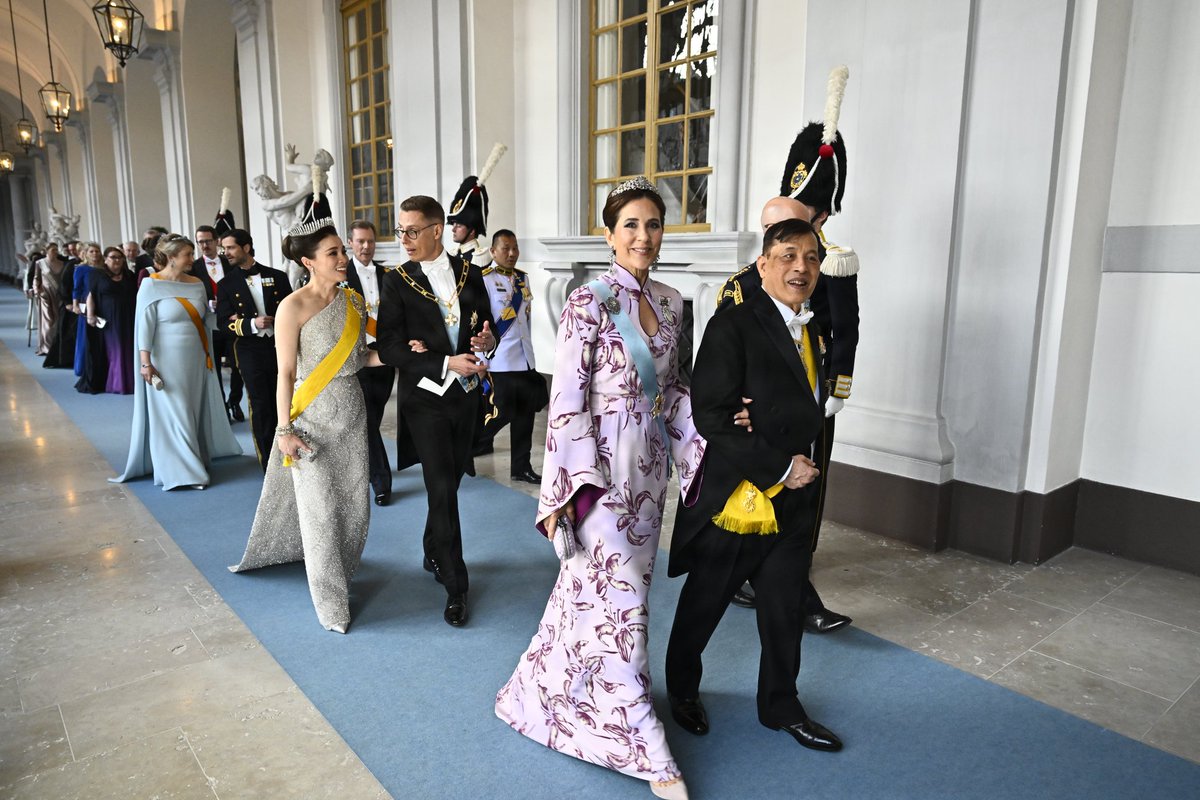 rwthofficial's tweet image. 🇸🇪
Monarchs, Queens, and members of foreign royal families attended the dinner hosted by #Sweden’s King Carl XVI Gustaf on the occasion of his 80th birthday at the Royal Palace #Stockholm.

Link: t.ly/EhI-s #KungCarlGustaf #CarlXVIGustaf #Kungahuset #Sverige
