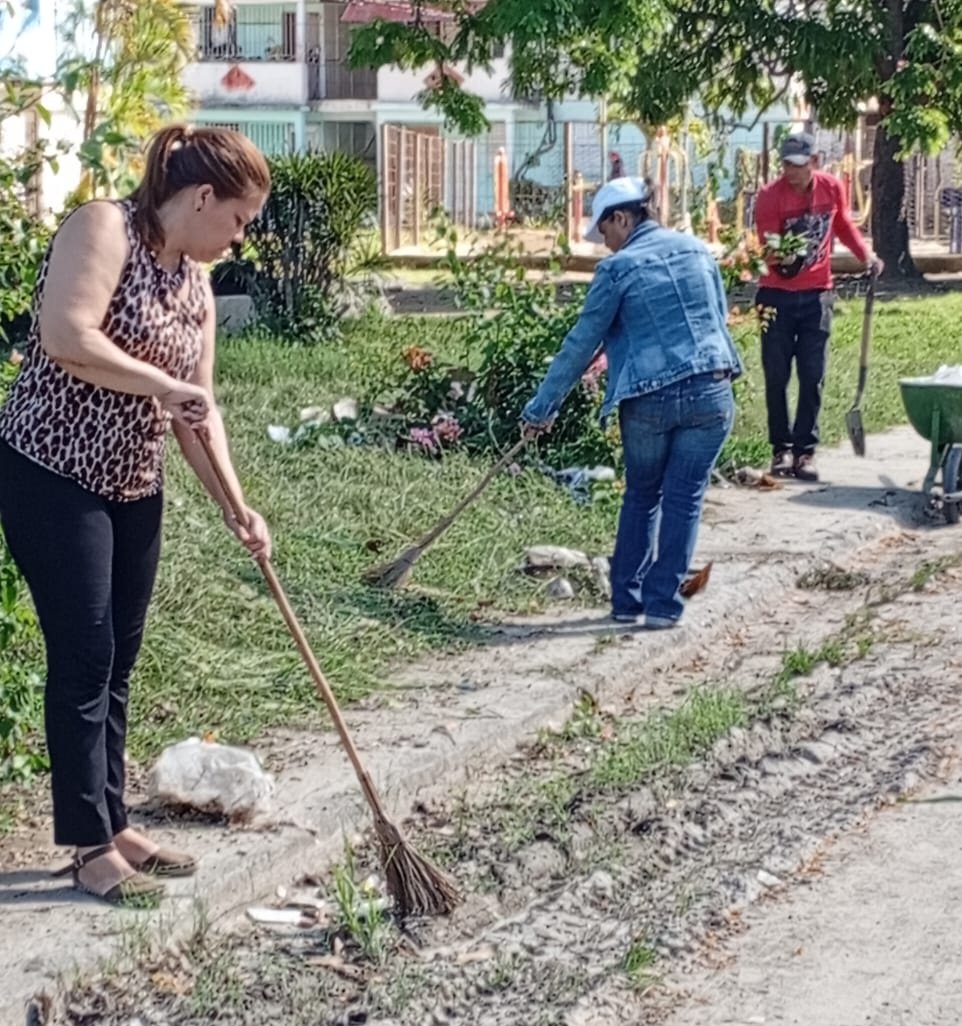 Apoyan los trabajadores de la dirección provincial de #Bandec  #LasTunas  los  programas de limpieza e higienización de la ciudad. 
En esta ocasión combinan las labores de trabajo voluntario con las celebraciones por el 1ro de Mayo. 
#LaPatriaSeDefiende