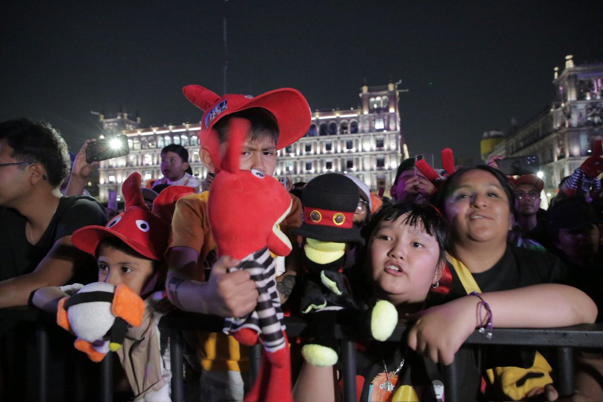 telediario's tweet image. 🥹¡Solo quiero ser uno de ellos! El Zócalo de la CdMx luce lleno de fanáticos que se dieron cita para disfrutar del concierto gratuito de '31 Minutos', famoso show chileno.💕

Créditos: Ariel Ojeda / Milenio Diario

#Telediario #Noticias #CdMx #Zócalo #31Minutos