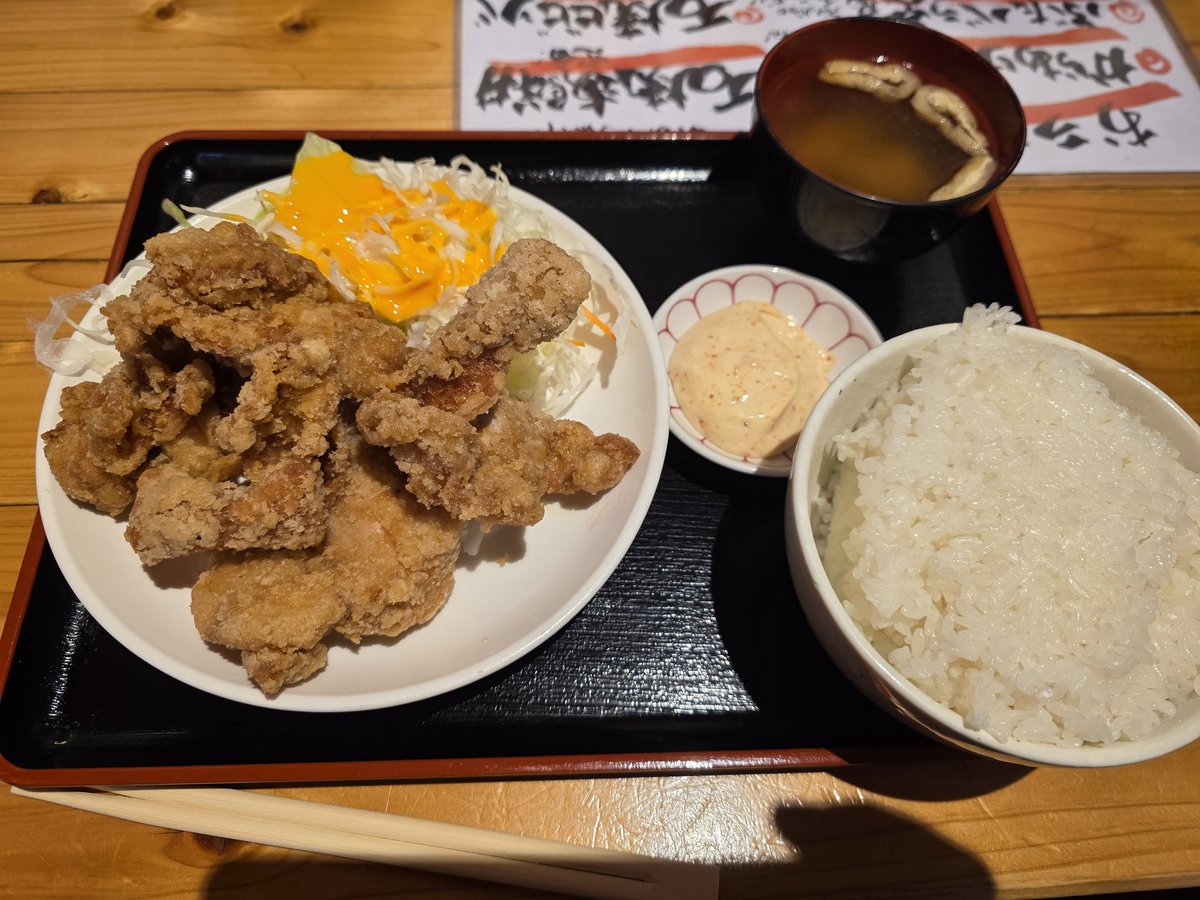 お昼は立川ひなたかなたの唐揚げ定食