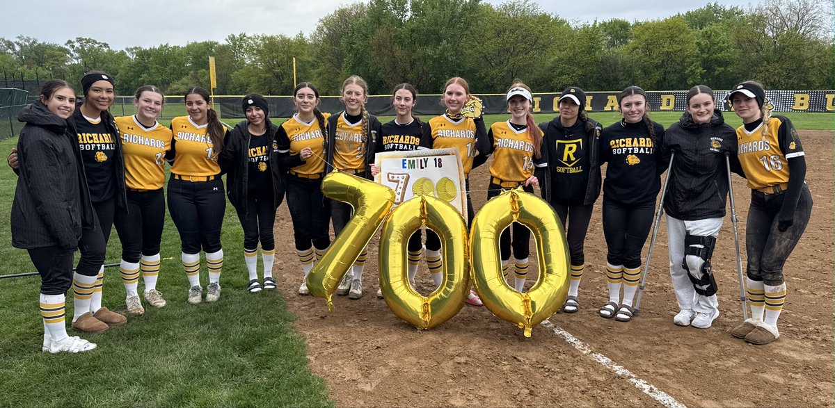 GOBULLDOGS_SB's tweet image. Congrats to the Bulldogs on their 8-6 DUB over tough Tinley Park. Rain &amp;amp; cold could not stop the Bulldogs! Congrats to WP, Emily Chavosky, on her 700 career strikeout! Offense led  H/RBI by A.Witt, M Albon &amp;amp; Abbey Lichter. GRITTY TEAM W! #TEAM @BulldogsHLR 🥎🐾💛