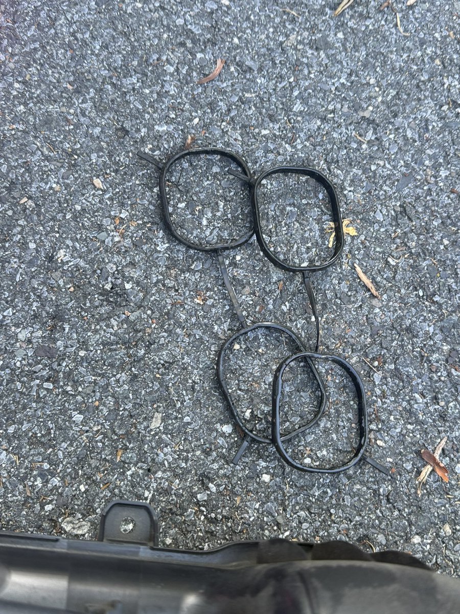 MosaicGray's tweet image. Found that damn vacuum leak 😭🤞 intake manifold gaskets with 150k miles of wear 💔 changed the old ass injector o-rings and throttle body while I was in there #subaru #DIY