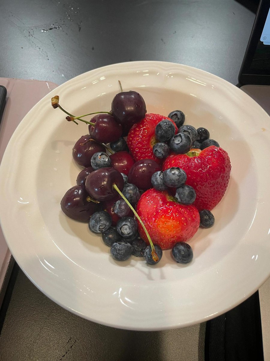 Luna65223's tweet image. Eating some antioxidant-rich fruits in the evening will double your health and beauty. #Fruits