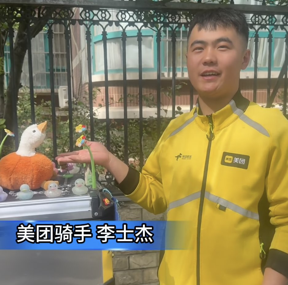 BeijingEvening's tweet image. 00后外卖小哥装扮坐骑，愿中国外卖走向全球
What's a post-00s delivery rider's biggest wish in #Beijing? His toy on his e-bike spells it out: "May China's food delivery service reach every corner of the world." #BeijingService