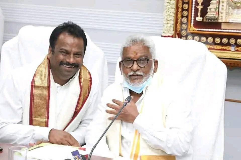 burraMadhuu's tweet photo. వైయస్ఆర్ కాంగ్రెస్ పార్టీ సీనియర్ నాయకులు, పెద్దలు రాజ్యసభ సభ్యులు శ్రీ వైవీ సుబ్బా రెడ్డి గారికి జన్మదిన శుభాకాంక్షలు. ఇలాంటి సంతోషకర పుట్టినరోజు వేడుకలు మరెన్నో జరుపుకోవాలని, భవిష్యత్తు లో ఉన్నత పదవులను అలంకరించాలని కోరుకుంటున్నాను.
#happybirthday
#YVSubbaReddy #TeamBurra #Kandukur
@highlight @yvsubbareddymp