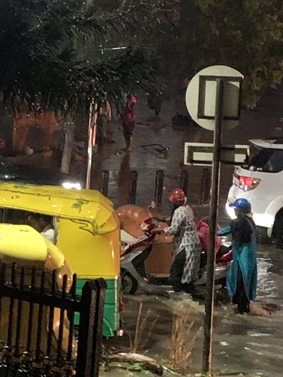 YelahankaForAll's tweet photo. Apr29 Scene outside Shree Complex/@STARTEKGlobal ST John’s Rd/Ulsoor Rds flooded, and even furniture floating on the street.  Open drains, Nala Rd/RBNMS clogged stormwater channels, and poor arterial drain  @GBA_office @GBAChiefComm @osd_cmkarnataka @ICCCBengaluru @DKShivakumar https://t.co/9LVnEYxEhG