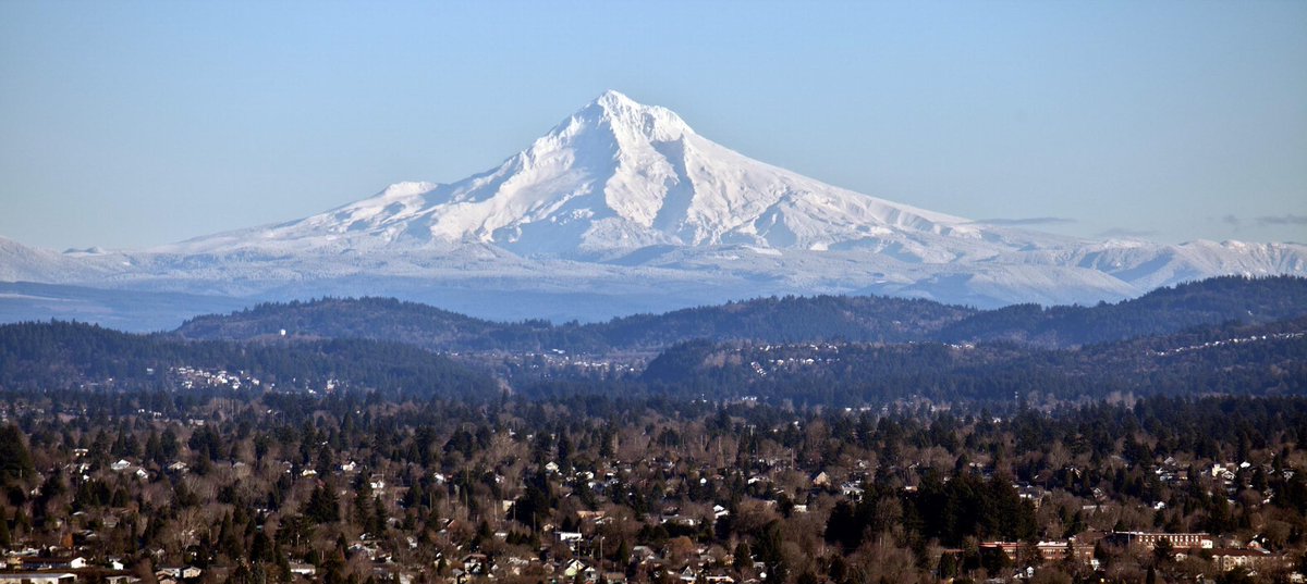 noraesque's tweet photo. @AmusedToDeath1 And then the PNW is just on a whole other tier with their iconic line of majestic world heritage volcano peaks all in a row and also right there on our major city skylines https://t.co/UUGeZyXDj1