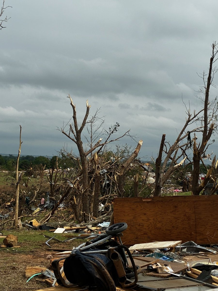 OKTornadoDB's tweet photo. Here are 4 more Enid EF4 images from our #TeamOK deployment to the area. https://t.co/R3BOBhX9UR
