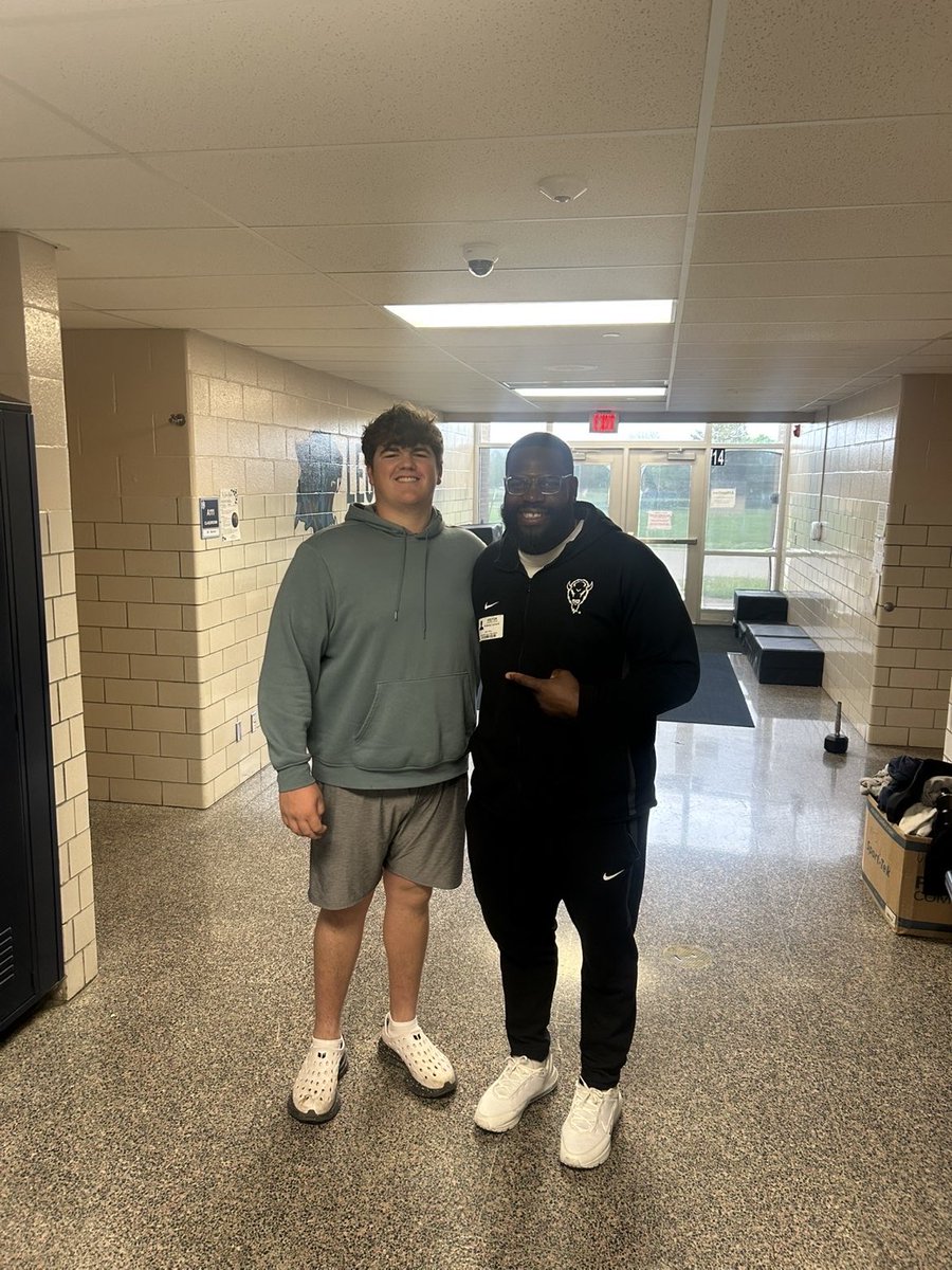 burick_trev2's tweet photo. Thank you @RoboLeonard for stopping by today to talk!! Can’t wait to get to camp! @HerdFB @LouisvilleLepFB @CoachTonyGibson @Coach_BMcClain https://t.co/gVkpv07wIs