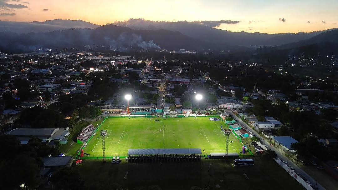 Increíble pensar en que uno de estos dos estadios es de segunda división y el otro de primera. 😐