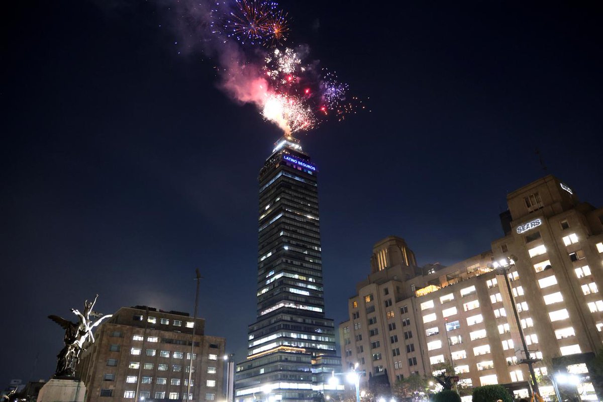 Excelsior's tweet photo. ¡70 años de historia!
Hoy, 30 de abril, la Torre Latinoamericana conmemora su 70 aniversario. Para marcar este hito, el cielo de la Ciudad de México se iluminó con pirotecnia en punto de las 7:30 PM, celebrando siete décadas de ser un ícono arquitectónico mundial.

📷 Foto: Elizabeth Velázquez

#Digital #TorreLatino