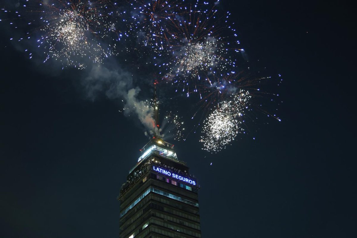 Excelsior's tweet photo. ¡70 años de historia!
Hoy, 30 de abril, la Torre Latinoamericana conmemora su 70 aniversario. Para marcar este hito, el cielo de la Ciudad de México se iluminó con pirotecnia en punto de las 7:30 PM, celebrando siete décadas de ser un ícono arquitectónico mundial.

📷 Foto: Elizabeth Velázquez

#Digital #TorreLatino