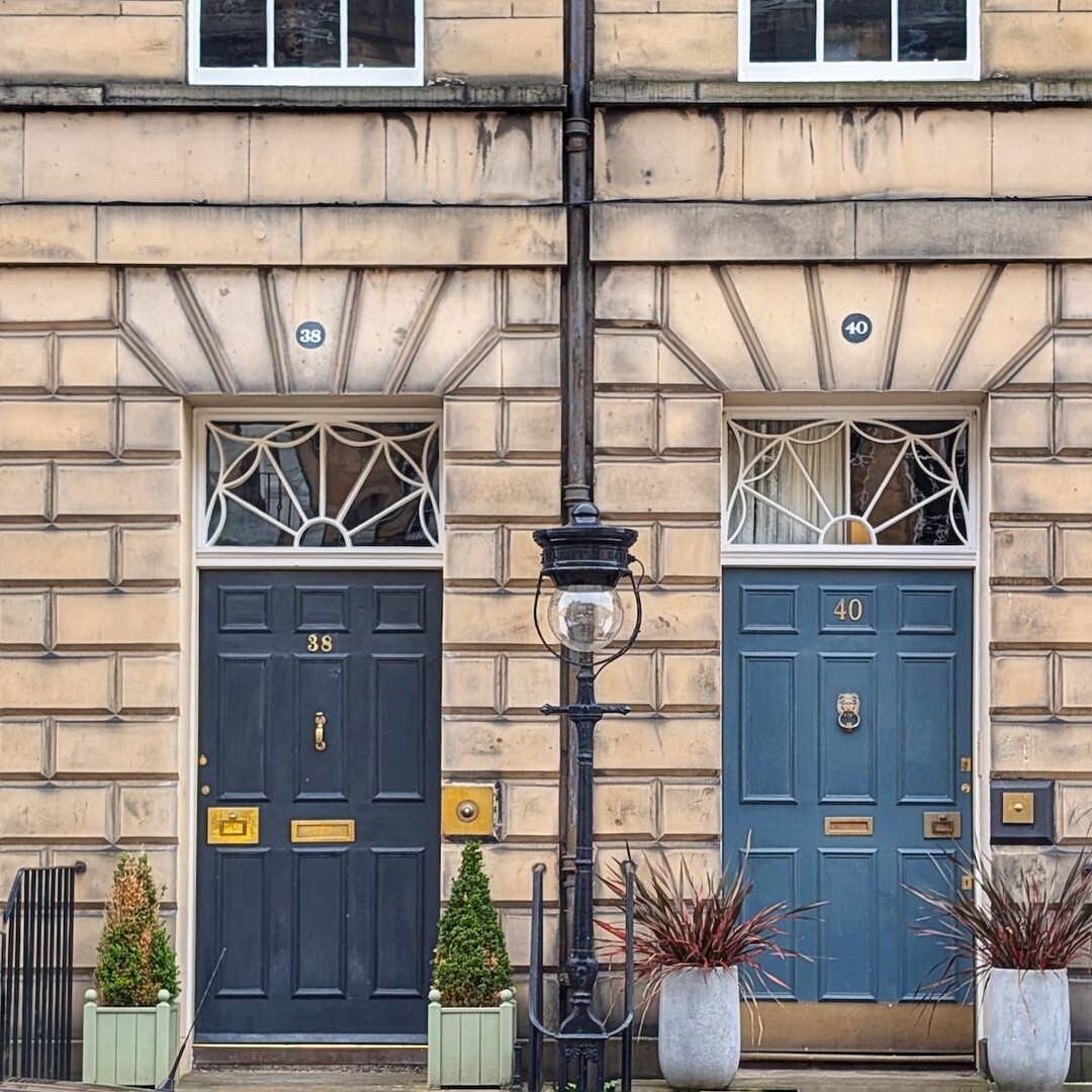 SidewalkSafari's tweet photo. Love the symmetry here. Spotted in Edinburgh.
#EdinburghStory #ThisIsEdinburgh #HiddenEdinburgh #EdinburghArchitecture #IgersEdinburgh https://t.co/IN3CUEVtoV https://t.co/bd8nj93rhq