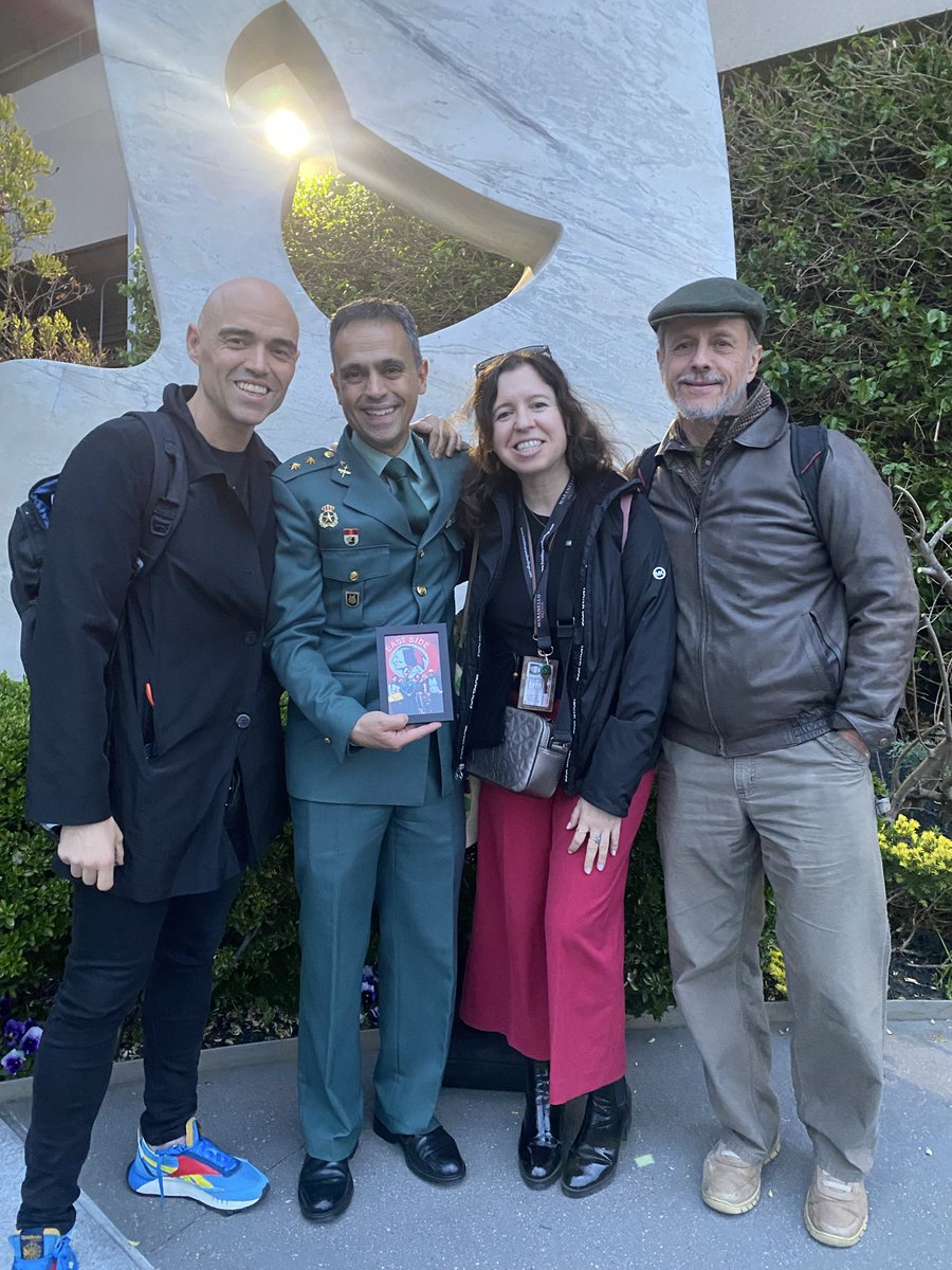 alce_eeuu's tweet photo. En el aula de Manhattan recibimos la visita del Teniente Coronel de la Guardia Civil, José Cutillas, consejero de la Misión Permanente de España ante la ONU, quien impartió una charla informativa sobre seguridad digital y uso responsable de internet. 😊 @guardiacivil y @SpainUN https://t.co/0vv3e7eVTp