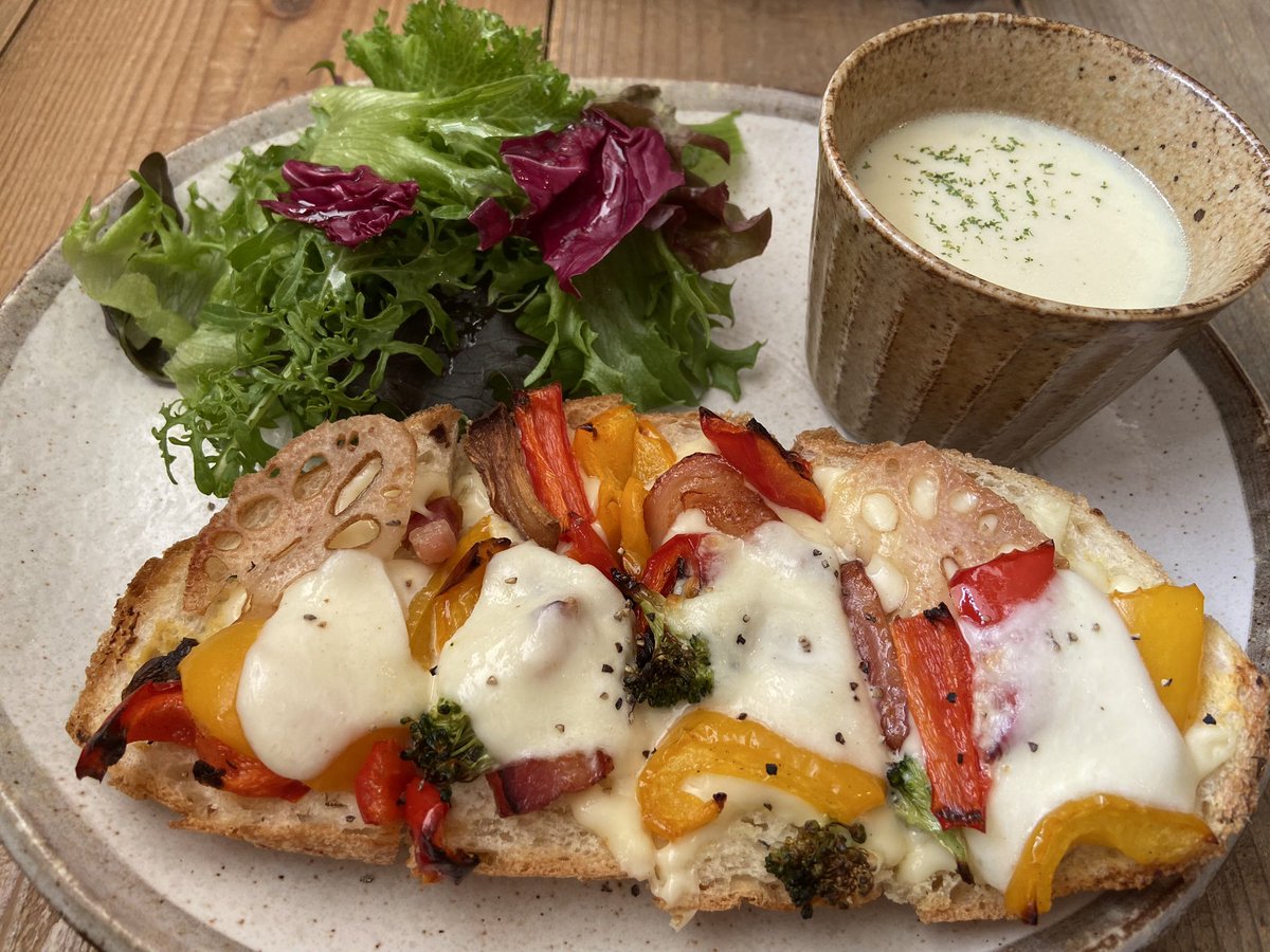 moqnico's tweet photo. 今日からGW！！
夫はまだ今日と明日は仕事やから、私だけで行きつけのカフェへ🍽️🥰

来月引っ越すから片付けしないとなぁ🫠 https://t.co/j80coXQexb