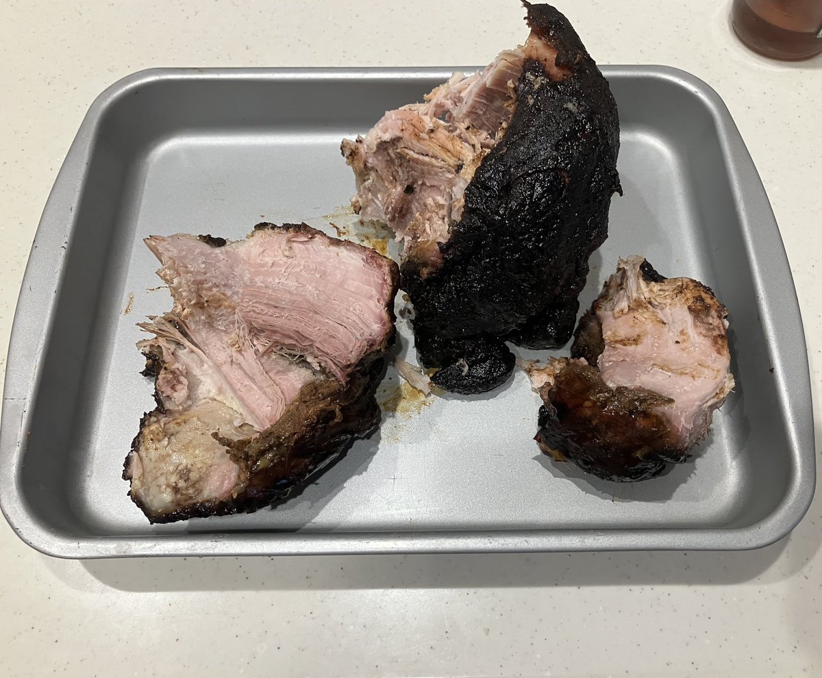 NG_asm_'s tweet image. アメリカ3大バーベキューのひとつ、プルドポーク。焼き4時間くらい。
4kgの肉が仕上がり2.4kgとすごいかさが減るんですね〜
一気に大量に作ると、スモークの香りと柔らかい食感を当分楽しめます。
#Weber #BBQ #プルドポーク #バーベキュー #アメリカンバーベキュー