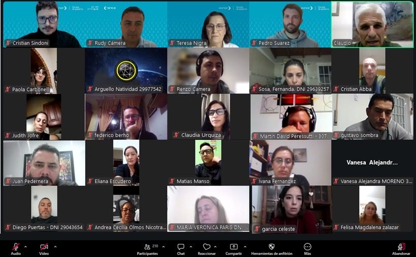 claudiojpoggi's tweet photo. Pasé a saludar (vía zoom) a los alumnos del SEMINARIO DE FORMACIÓN POLÍTICA y GESTIÓN PÚBLICA organizado por la Escuela de Gobierno de muestro Partido Político AVANZAR. 200 jóvenes desde 20 hasta 45 años vienen cursando el Seminario desde más de ocho meses. Un 👏👏 por capacitarse para el presente y futuro de San Luis.