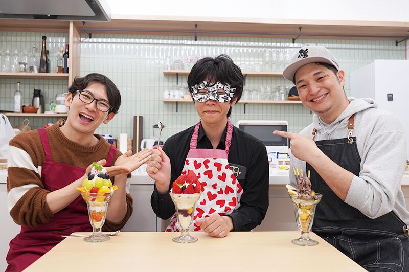 omocoro's tweet photo. 【オモコロブロス】
恐山、かまど、みくのしんがそれぞれパフェを作りました！

友達が出してる漫画の第二巻が発売されるので、お祝いにパフェパーティをした2026年の4月
https://t.co/XNb8d6CFve #ブロス記事広告 https://t.co/0CeXwHwJQb