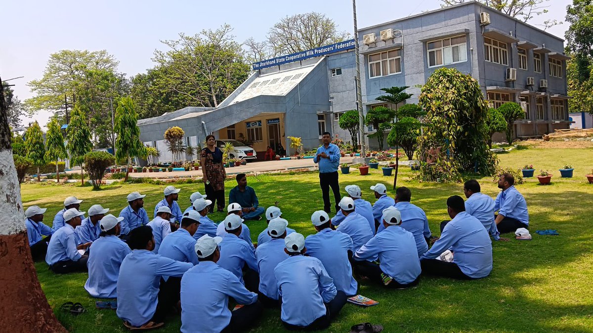 JMF_Medha's tweet image. On 29th April, JSIA Maitri trainees from KVK Agriculture Universities (both private and government) visited the Medha Dairy Plant at Hotwar, a unit of Jharkhand Milk Federation (JMF).
The training program offered students an insightful look into dairy operations.
#training