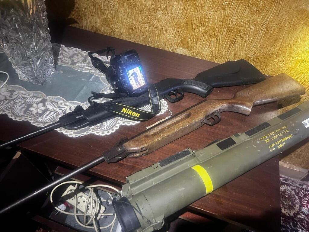Esto no te lo muestran los periodistas de internacionales:

Las tropas israelíes que operan en el sur del Líbano confiscaron una cámara que contenía fotografías de un niño vestido con uniforme militar portando un arma. 

En la cámara también se encontraron fotografías de