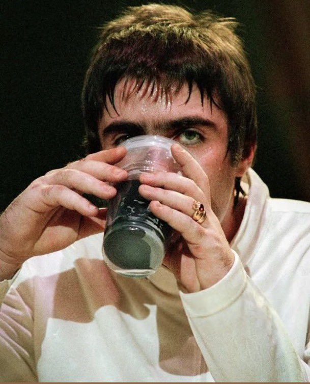 ImsoRegal's tweet image. Flirt Drinking. #LiamGallagher