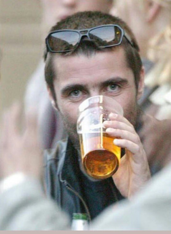 ImsoRegal's tweet image. Flirt Drinking. #LiamGallagher