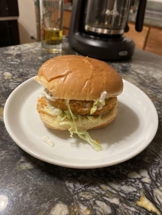 KnoxEndemic's tweet image. Sometimes I crave a mcchicken 🤤 so easy to make and delicious. I used Arnold Potato buns, shredded lettuce, primal kitchen no dairy buffalo sauce, vegan dressing, and Jack &amp;amp; Annie’s buffalo jack patties.

#plantbased #plantbasedfood