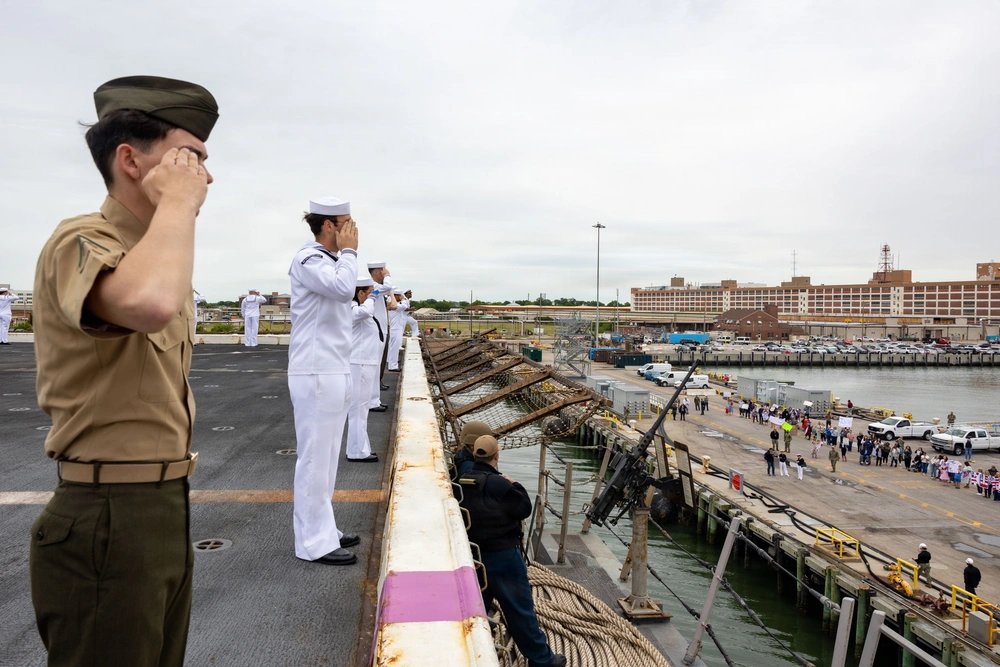 SA_Defensa's tweet image. 📍Norfolk, #UnitedStates (🇺🇸)

The USS San Antonio (LPD-28) has finally returned to NS Norfolk following her 249-day deployment to the Caribbean Sea as part of the Iwo Jima ARG.

She had quite a lively deployment... Venezuela, Hurricane Melissa, Cartel boats, exercises...