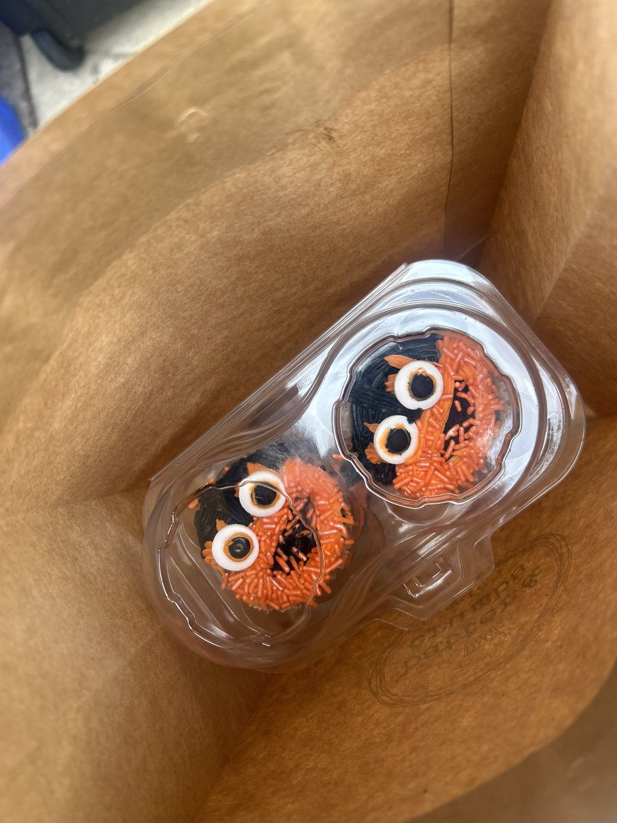 tylabo_'s tweet photo. anyway everybody look at these gritty cupcakes from my favorite coffee shop :) https://t.co/FbJXwFfIL5