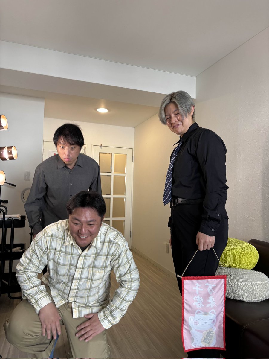 fr_og_fq64's tweet photo. 齋藤香織の脚本・監督作品公開🎉
案内人に促され、無事天国にやってきた男たち。
ヘブンイレブン、ヘブンモール、極楽浄土湯など、充実した #天国ツアー
ところが、地獄に行かねばならない男が紛れ込んでいたことが発覚。
ちょっぴり切ない、慈悲と愛情のお話。

#YURUBITO
https://t.co/dUtMiwsOMF https://t.co/DZrfIozqB0