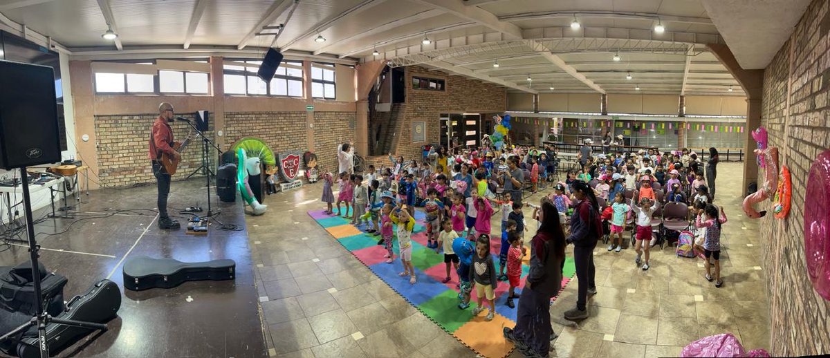 🎶✨ El Cantautor de la UAEH, Alfredo Tello, compartió un momento de música en el Colegio Calmécac, en el marco del Día de la Niña y el Niño.  ¡Gracias por acompañarnos! 🙌
#CulturaUAEH #SomosCultura #UAEH