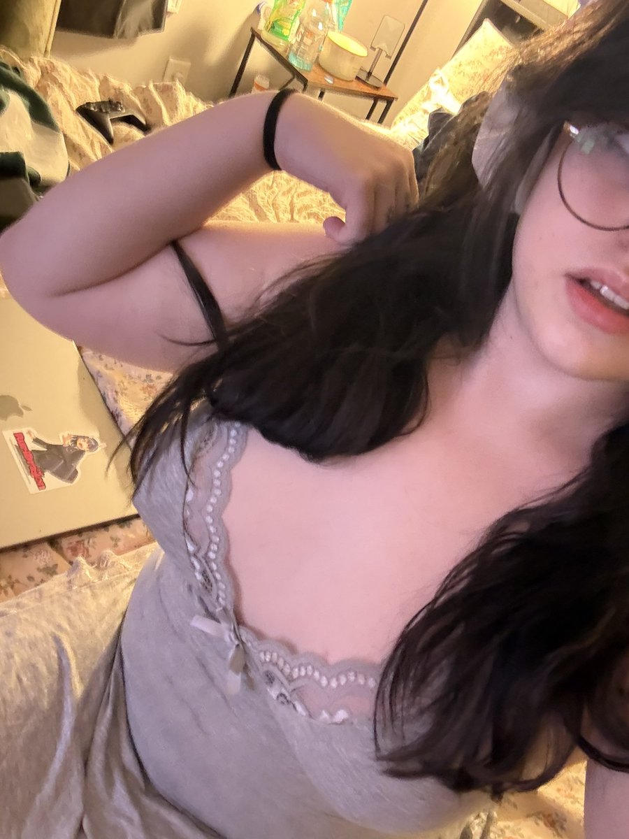 Awmtum's tweet photo. Love my lil night gown :] https://t.co/8WhjTSmaDk