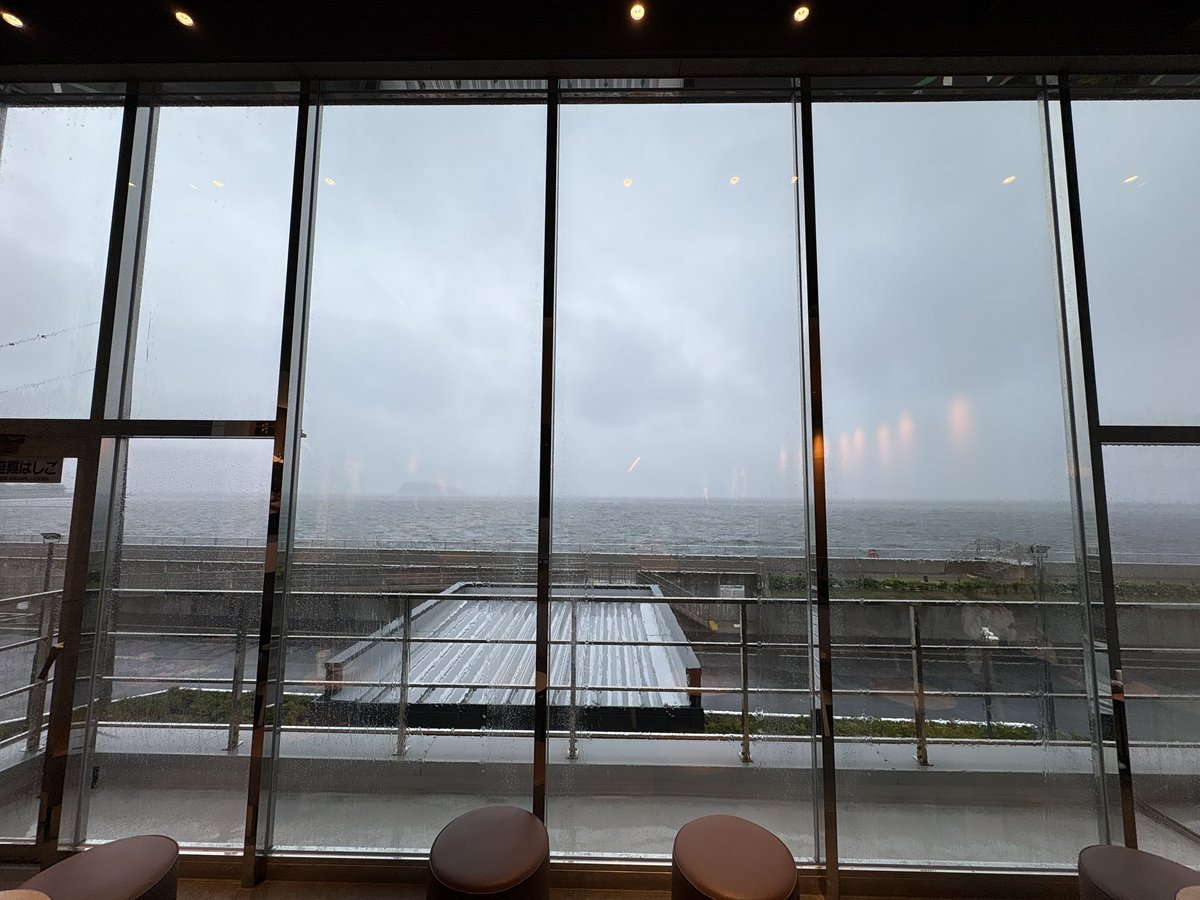 wine_2010's tweet photo. 雨、ザーザーです。 https://t.co/2xix1C4gJJ
