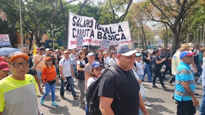 #30Abr #Venezuela #Economía #Salario
Trabajadores públicos calificaron de “burla” y “confuso” el anuncio del ingreso mínimo integral de $240, al no detallarse su composición ni si impacta el salario, en un contexto donde el sueldo base sigue congelado y predominan bonos no
