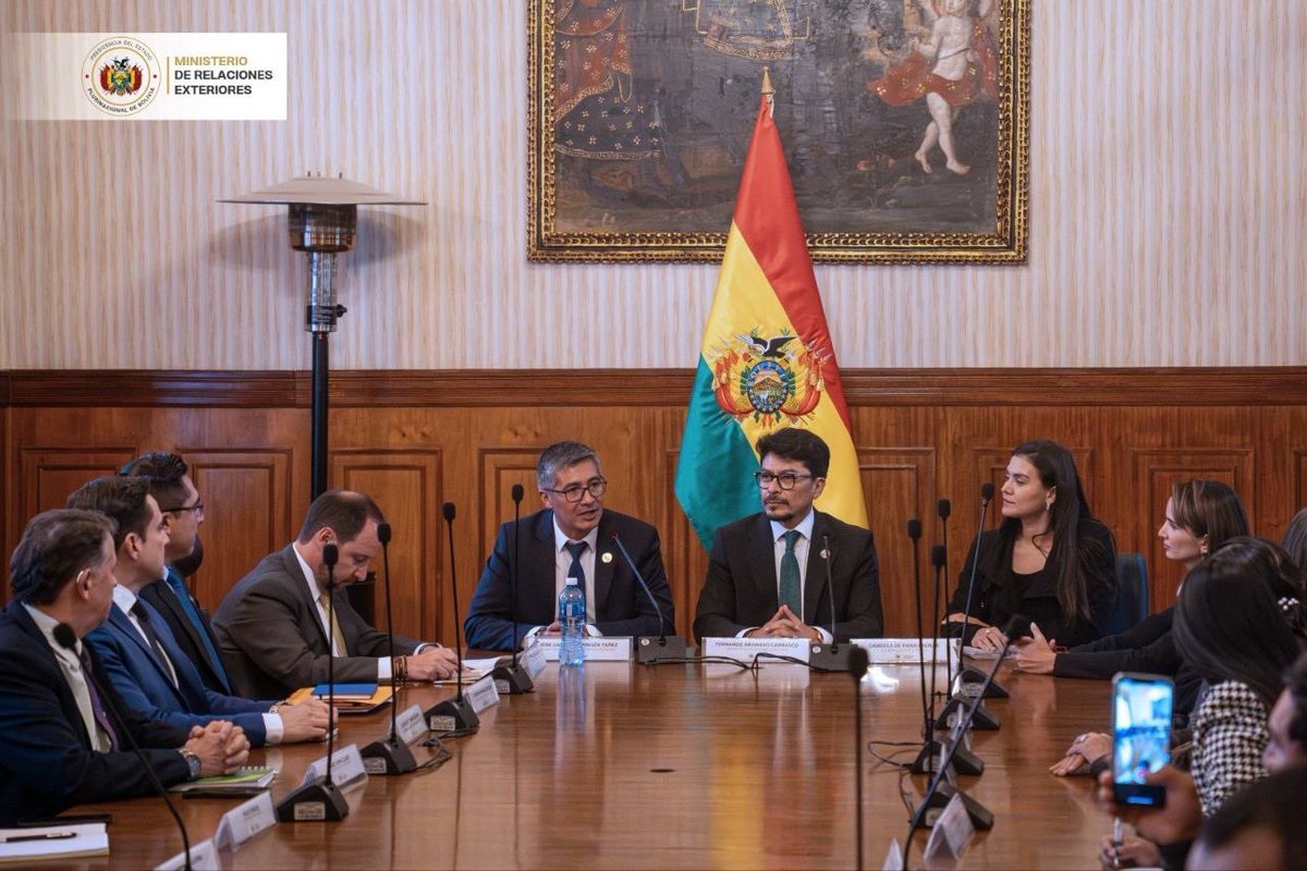 MRE_Bolivia's tweet image. Pando entra en el radar estratégico del Estado. 🇧🇴
El Canciller Fernando Aramayo lideró una reunión con la Gobernación de Pando, bancada parlamentaria e instituciones públicas para activar una agenda concreta de desarrollo fronterizo.

#Bolivia #Pando #DesarrolloFronterizo