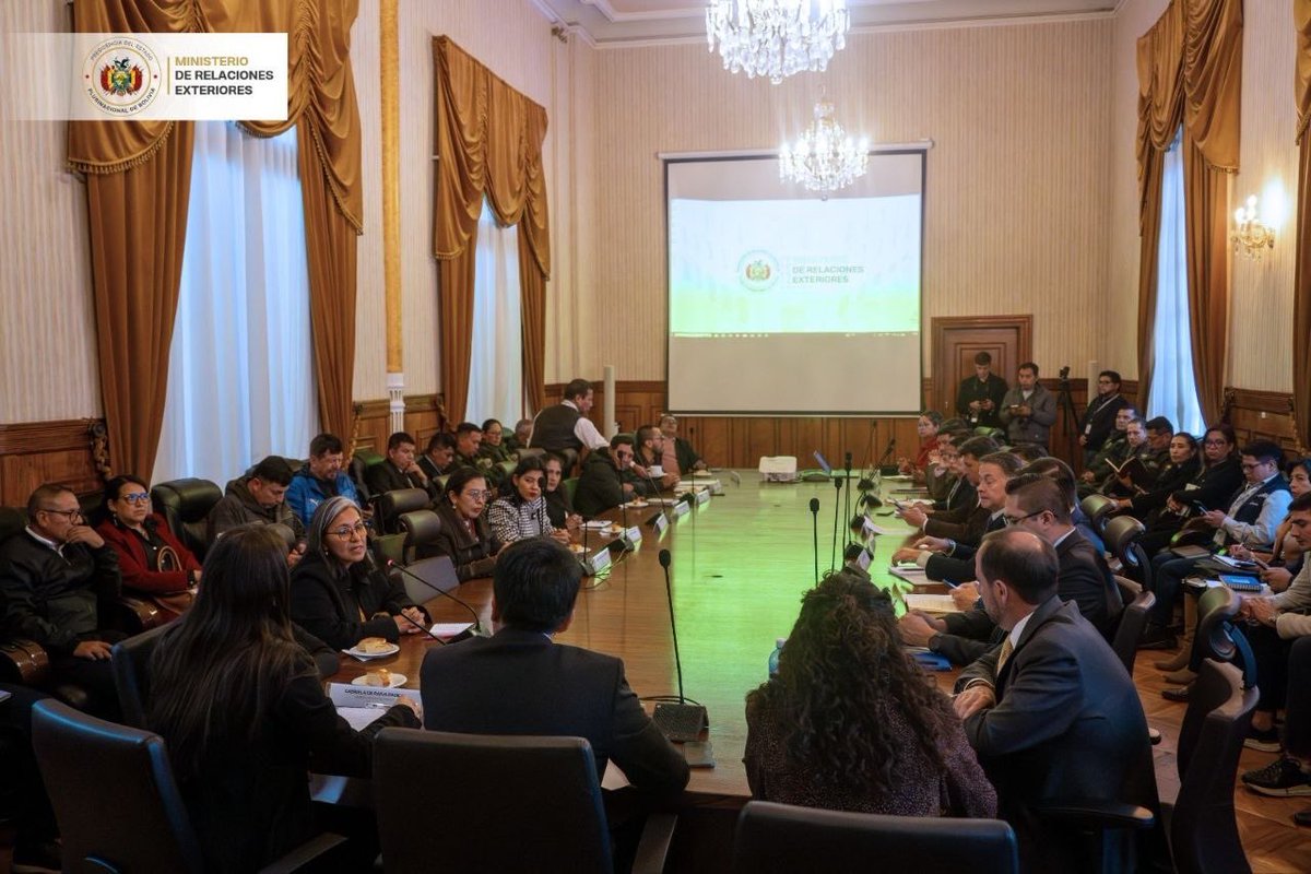 MRE_Bolivia's tweet image. Pando entra en el radar estratégico del Estado. 🇧🇴
El Canciller Fernando Aramayo lideró una reunión con la Gobernación de Pando, bancada parlamentaria e instituciones públicas para activar una agenda concreta de desarrollo fronterizo.

#Bolivia #Pando #DesarrolloFronterizo