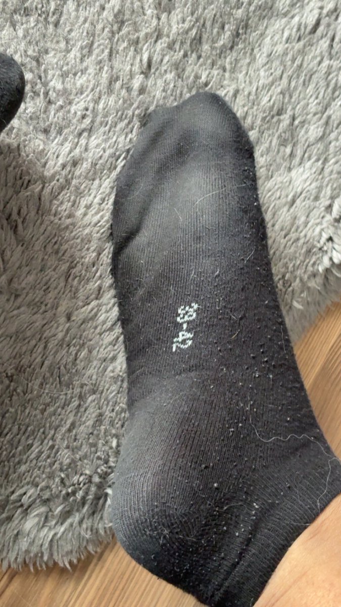 linnxqr's tweet image. Ziehst du mir meine Socken mit deinem Mund aus? Gib alles dafür, dass du das darfst! #Sklave #geldherrin #findom #tribut  #fuss