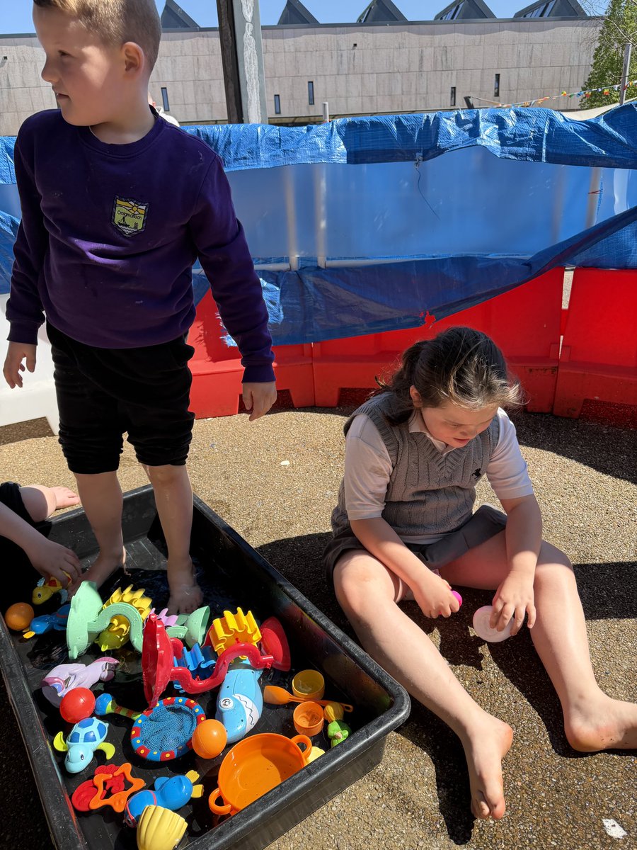 MrsJenkinsKL's tweet image. Making the most of the beautiful sunshine with some outdoor water play fun! ☀️💦 A great way to explore, play and enjoy sensory experiences together. 🌈 #LearningThroughPlay #OutdoorActivities
